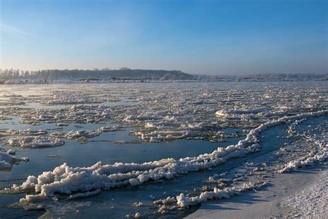 Влияние напряжения и профессии на сновидения о замерзшей воде