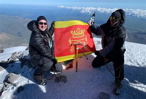 Встреча с знакомым человеком на самой высокой вершине света: символическое соединение двух сильных индивидуальностей