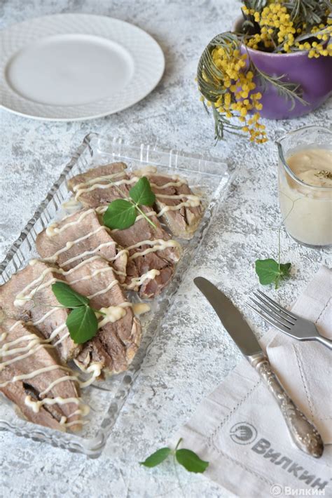 Говяжий язык в соусе терияки: нежное мясо в гармонии с хмельным напитком.