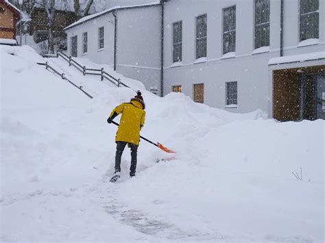 Значение сновидения о сильном снегопаде в холодное время года