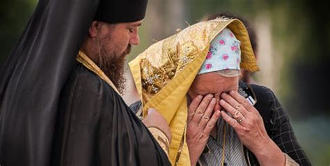 Значение сновидения с плачущими друзьями, нуждающимися в поддержке