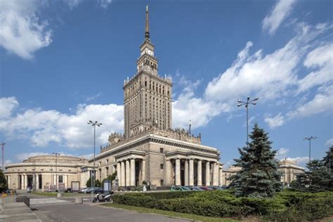 Какие здания в Варшаве и Париже связаны с жизнью композитора