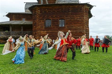 Какие традиции и обряды связаны с комсомольской свадьбой?