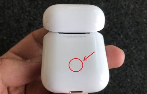 Как подключить AirPods к беспроводному зарядному футляру?