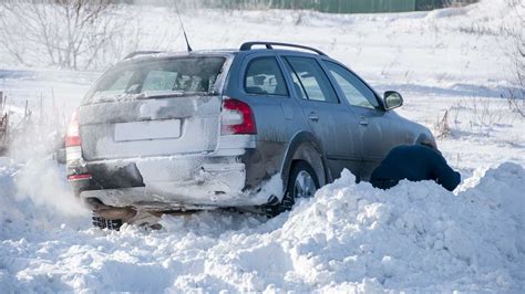 Как понять смысл сна о извлечении автомобиля в грязи или снегу