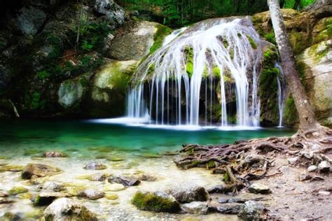 Крымское ущелье и водопад