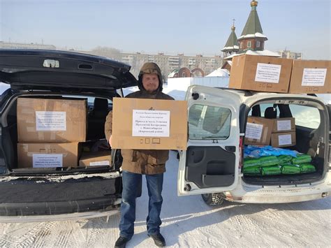 Оказывает помощь пострадавшим