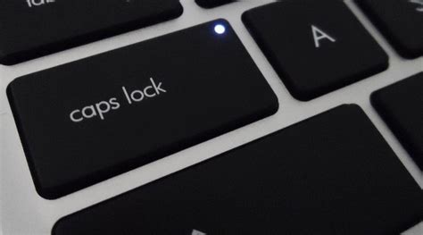 Отключите клавишу "Caps Lock"