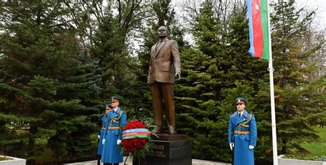 Памятники великому лидеру