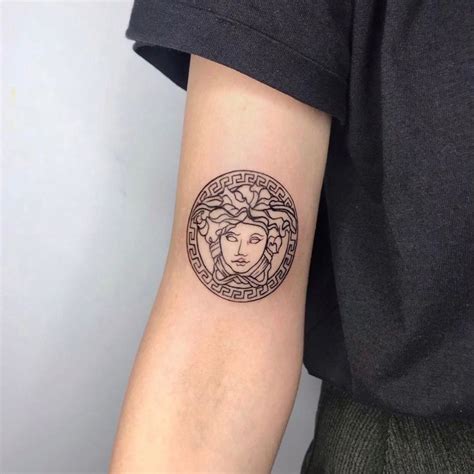 Популярность татуировки Versace