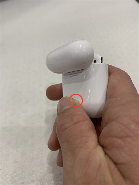 Почему наушники AirPods не заряжаются в кейсе: