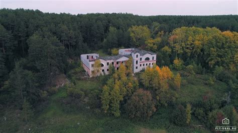 Предвестник перемены: заброшенный дом на берегу реки