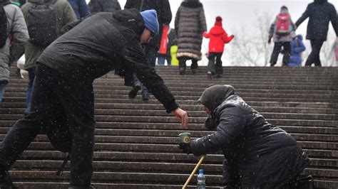 Роль милостыни в социальной справедливости и борьбе с бедностью