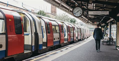 Фраза "mind the gap" в лондонском метро