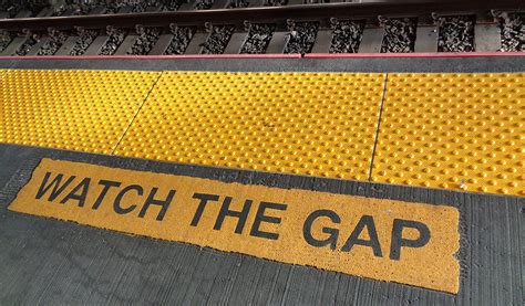 Фразу "mind the gap" используют не только в английском метро